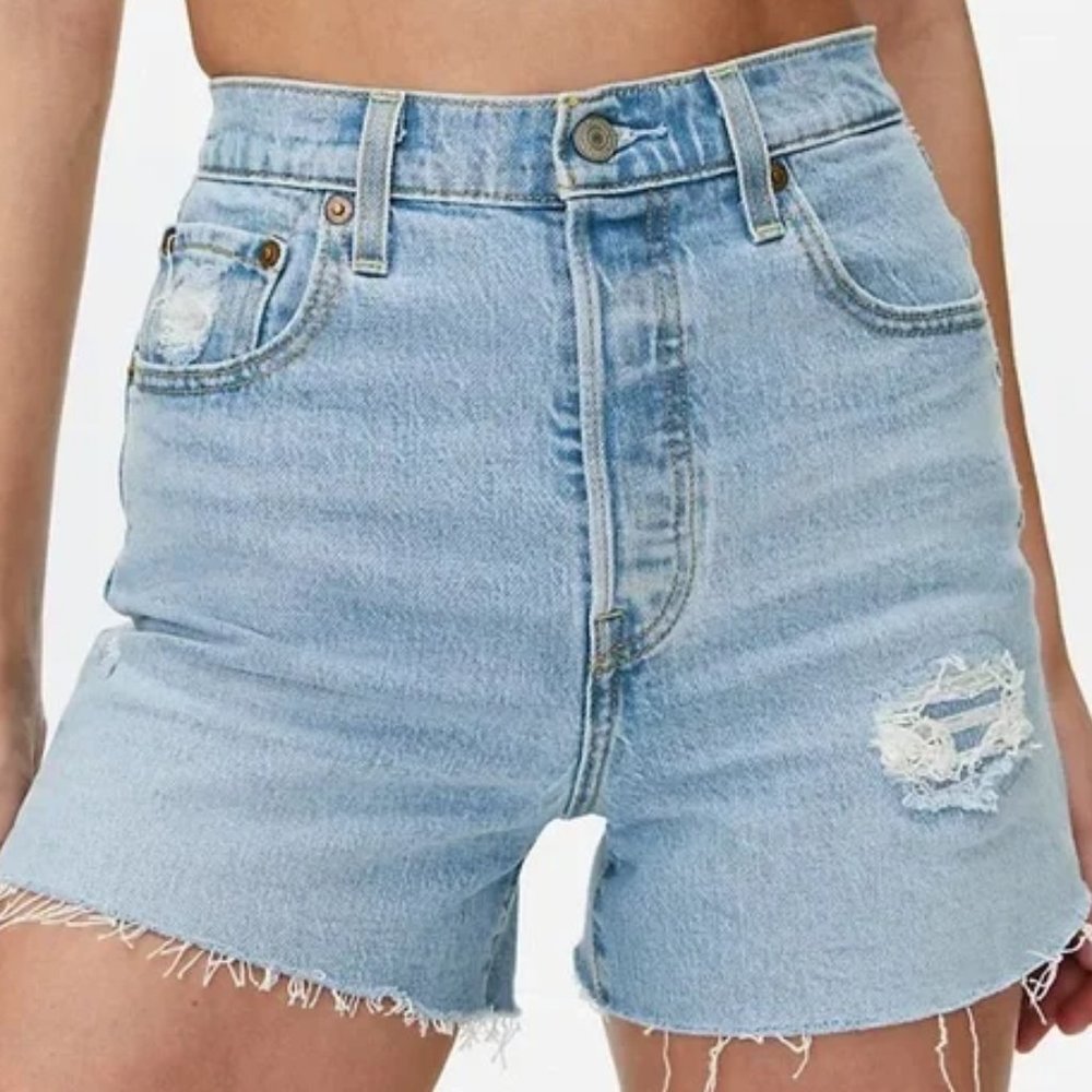 Aritzia Levi's Ribcage Shorts Light Wash Distressed Denim Cut Off Shorts Size 24